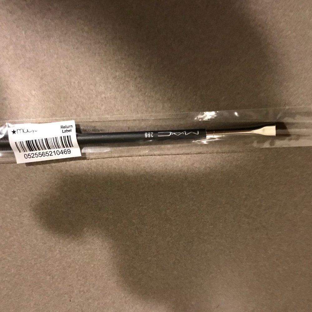 MAC Cosmetics Makeup Brushes - Picture 8 of 9